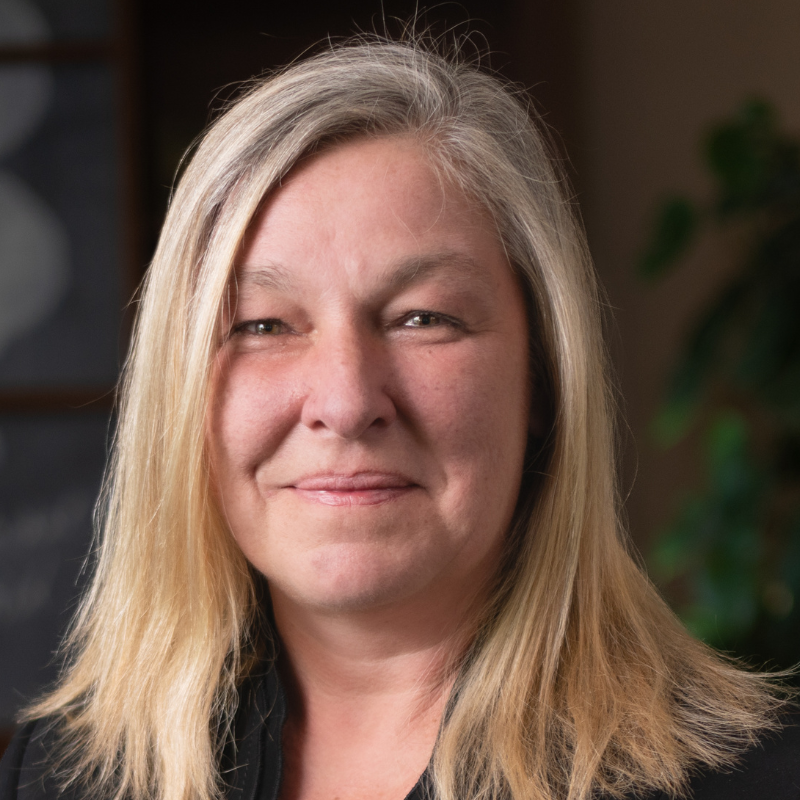 Eine lächelnde blonde Frau.