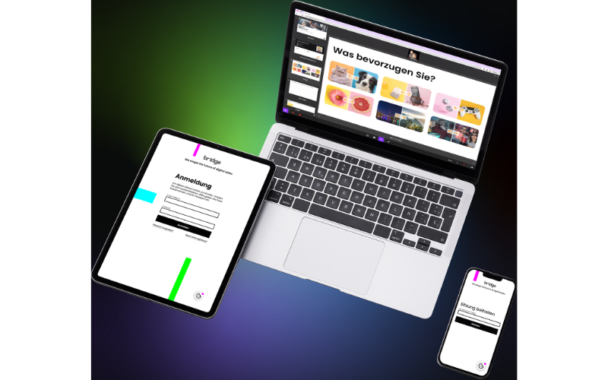 Laptop, Tablet, und Handy mit Anmeldungsseite