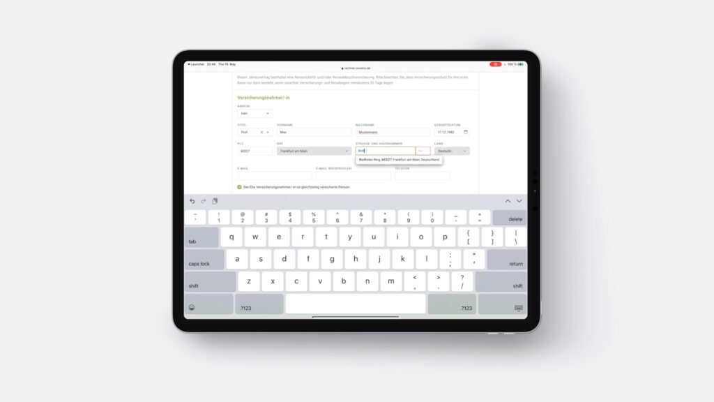Ausfüllen des Fragebogens mit Informationen zum Versicherungsnehmer auf dem Tablet.